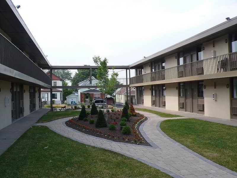 Niagara Plaza Hotel By Fairbridge Exterior photo