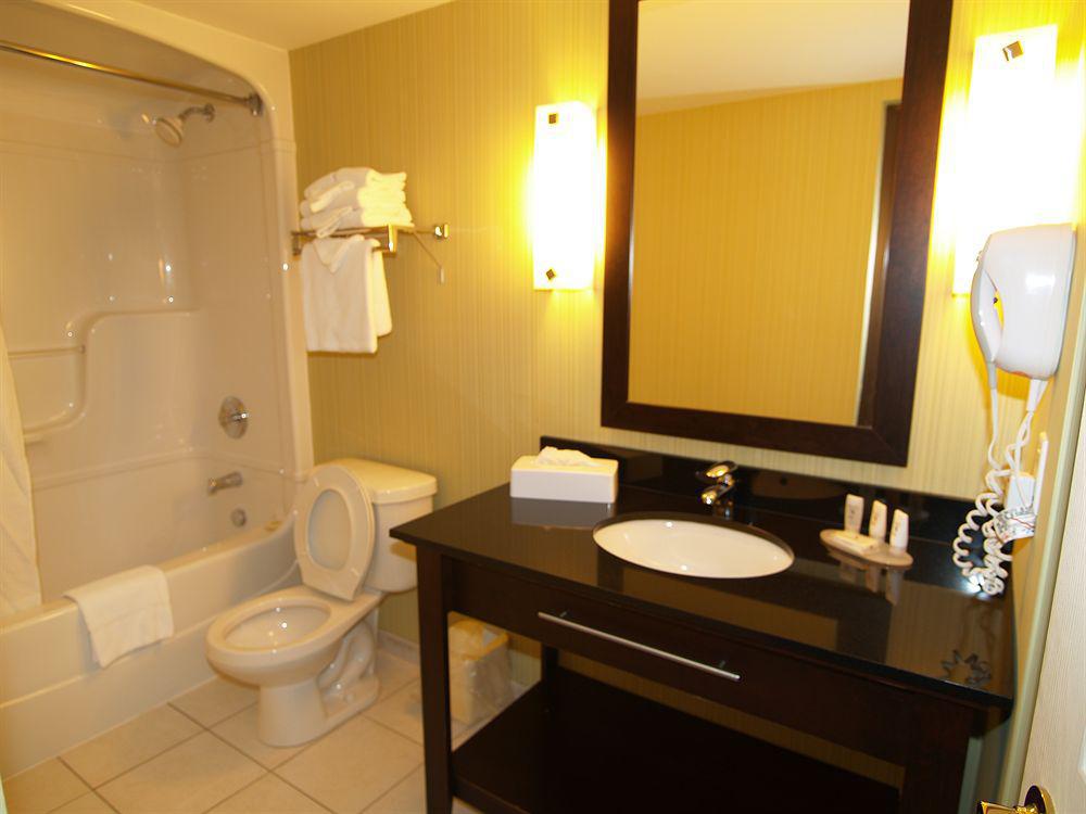 Niagara Plaza Hotel By Fairbridge Exterior photo
